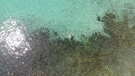 panamá en febrero tomas de drones de la isla contadora con playas, arena, mar, cielos azules y momentos relajantes