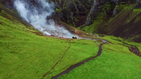 Vapores-Ascendentes-En-El-Río-Termal-Del-Valle-De-Reykjadalur-En-La-Costa-Sur-De-Islandia