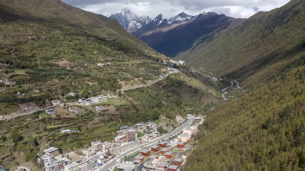 retiro de drones por encima de siguniangshan tibetano sichuan oeste de china para revelar montañas nevadas