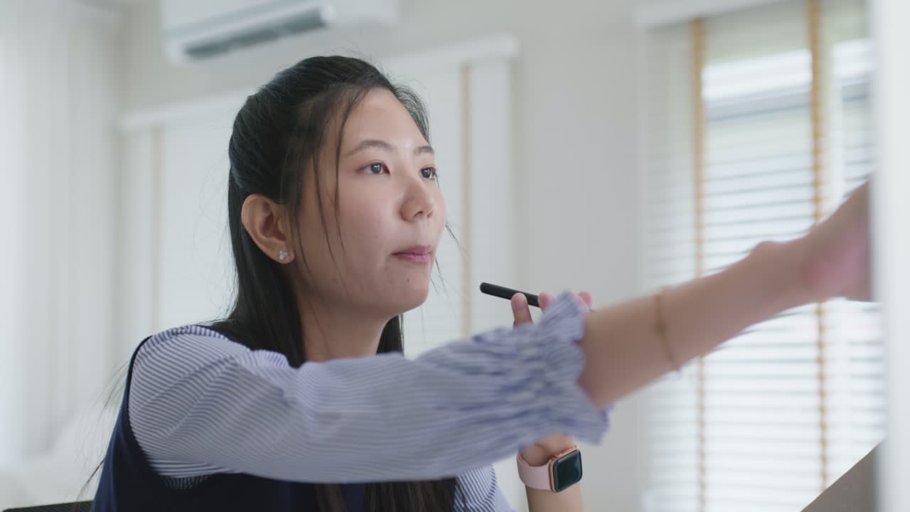 온라인 전화 판매 보고서 데이터 차트 홈 데스크에서 원격 직업