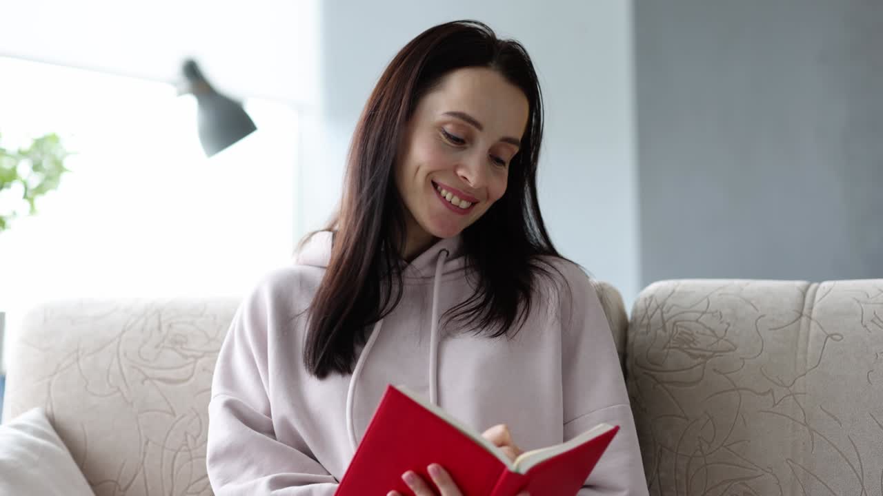 mujer feliz haciendo lista de compras en el diario en casa película 4k