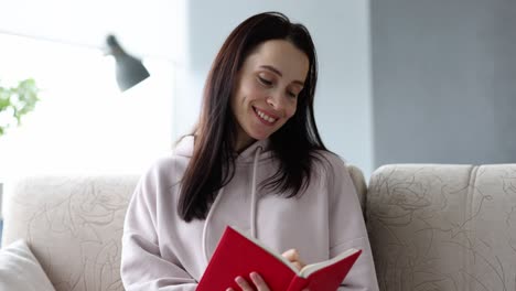 mujer feliz haciendo lista de compras en el diario en casa película 4k