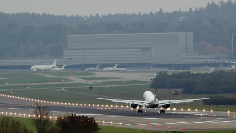 Passagierflugzeug-Kommt-An