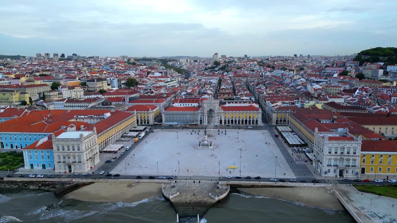 Volo sopra il lungomare di Lisbona, con vista sul Terreiro do Paço e sulla città sullo sfondo. Portogallo