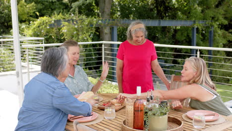 Un-Grupo-Diverso-De-Mujeres-Mayores-Disfruta-De-Una-Comida-Al-Aire-Libre