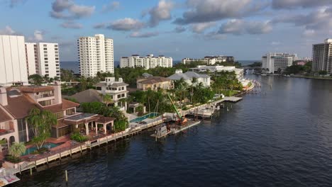 Waterfront-mansions-on-intracoastal-waterway-in-Boca-Raton,-Florida