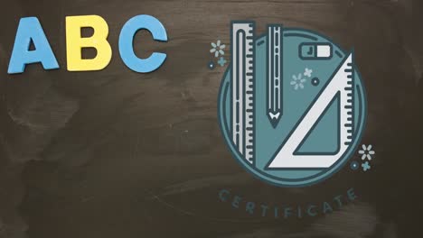 animación de los iconos de los artículos escolares sobre la pizarra