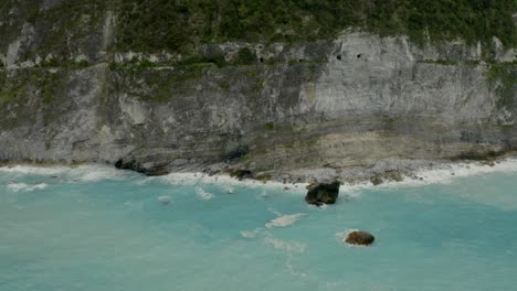 Vista-Aérea-Escénica-Del-Paisaje-Marino-Del-Acantilado-De-Qingshui,-Hualien