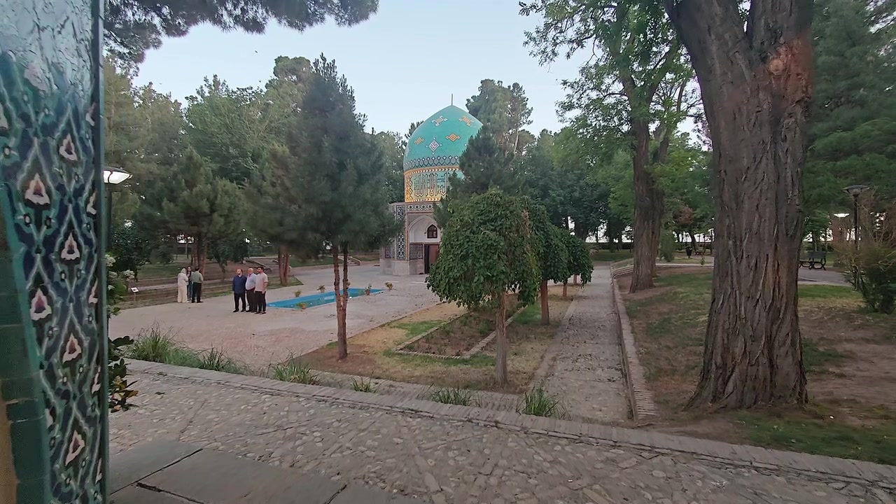 Vista de uma Mesquita Persa Tradicional Através de um Arco Azulejado Ornamentado