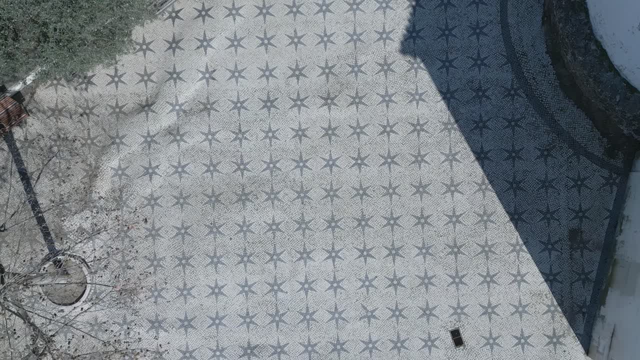 vista de movimiento aéreo del patrón de adoquines fuera de la puerta de la iglesia en lisboa