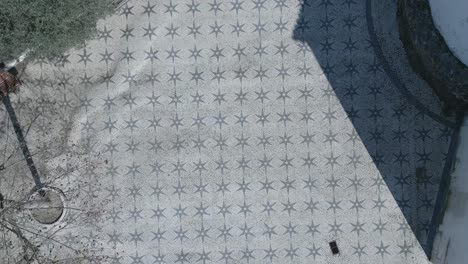 vista de movimiento aéreo del patrón de adoquines fuera de la puerta de la iglesia en lisboa