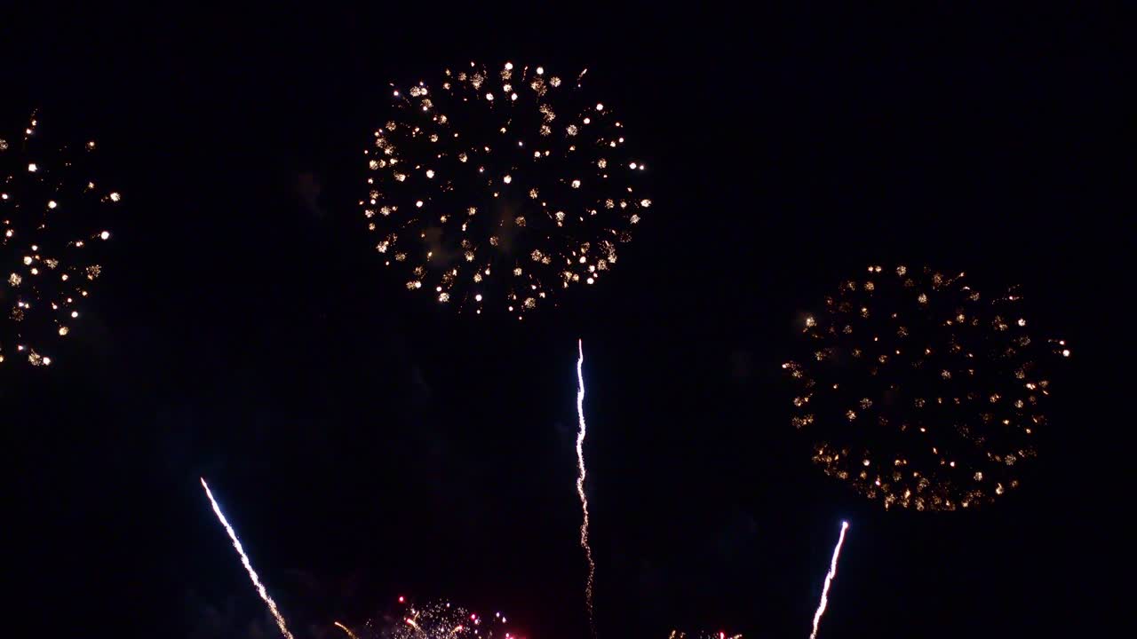hermosa exhibición de trabajo de fuego colorido por la noche para la celebración en el festival