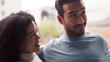 amor, feliz y pareja con una sonrisa de manta