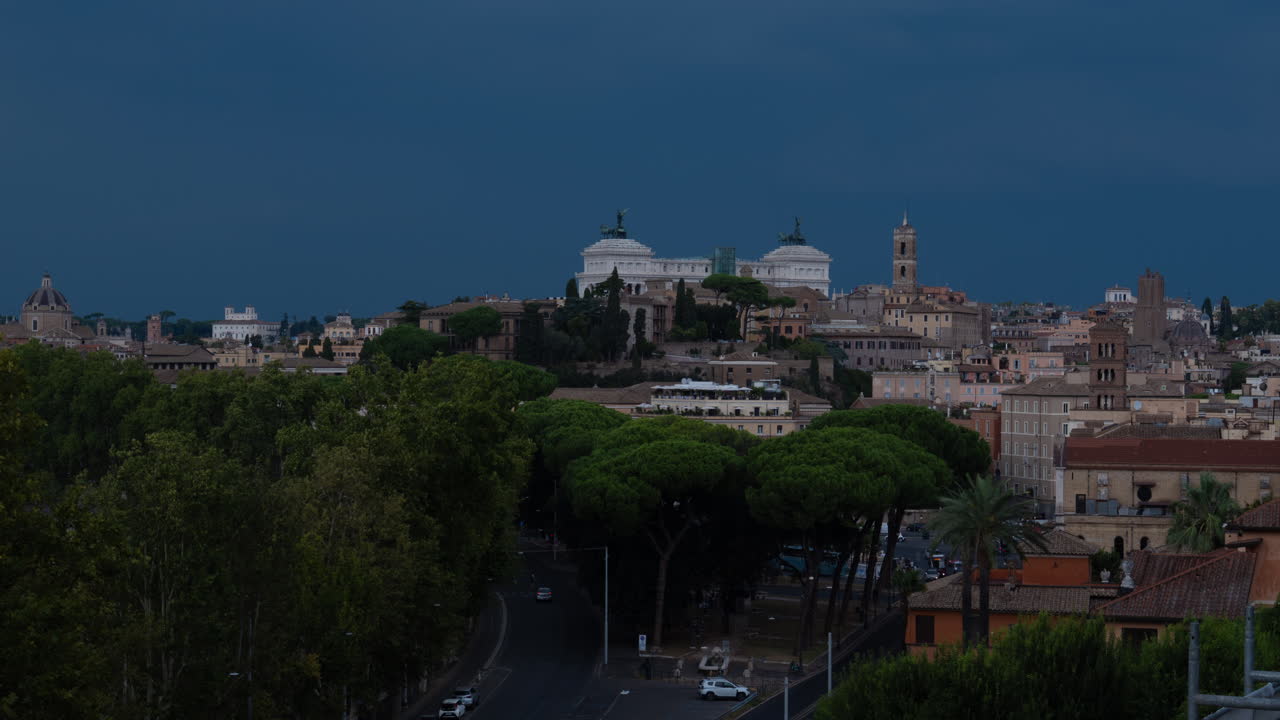 Time-lapse del panorama di Roma al tramonto con il Monumento al Vittoriano