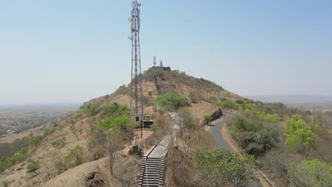 Yamai-Tempel-Auf-Dem-Hügel-Von-Unten-Nach-Oben-Drohnenansicht-In-Der-Nähe-Des-Shri-Bhavani-Museums-Und-Der-Bibliothek-Aundh-In-Maharashtra