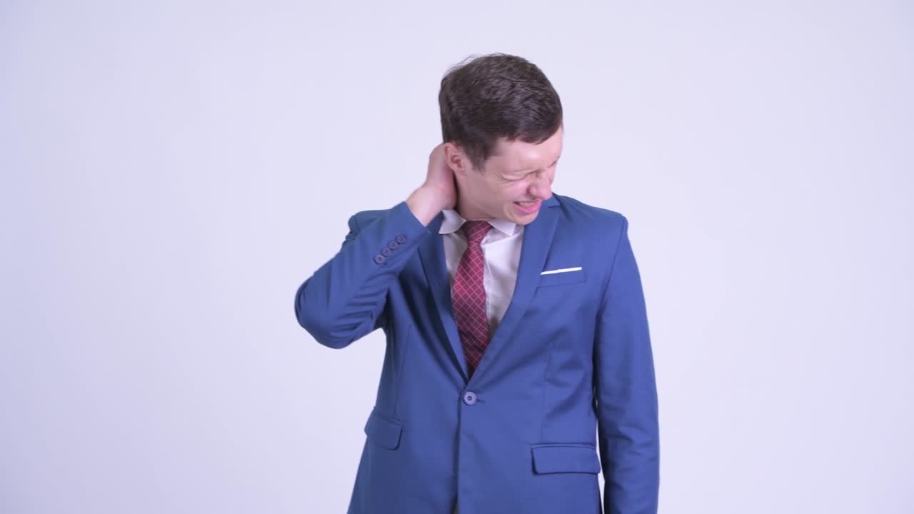 joven y guapo hombre de negocios en traje