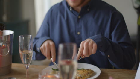 Toma-De-Cámara-Lenta-De-Pareja-Disfrutando-De-Comida-Del-Día-De-San-Valentín