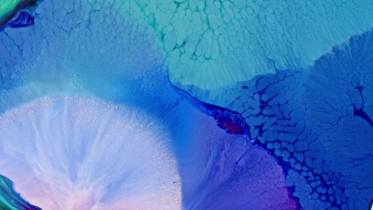 水中に広がり抽象的な模様を作り出す鮮やかな青いインク。