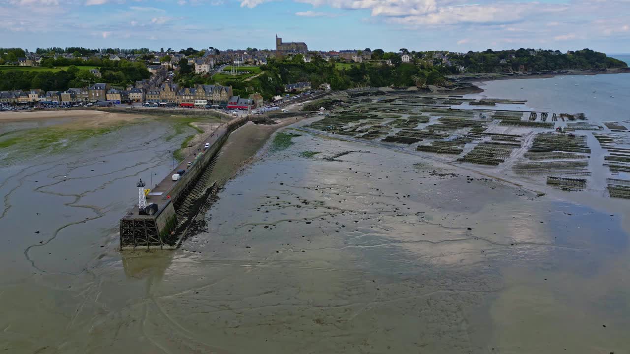 Passeggiata e spiaggia di Cancale durante la bassa marea con allevamenti di ostriche