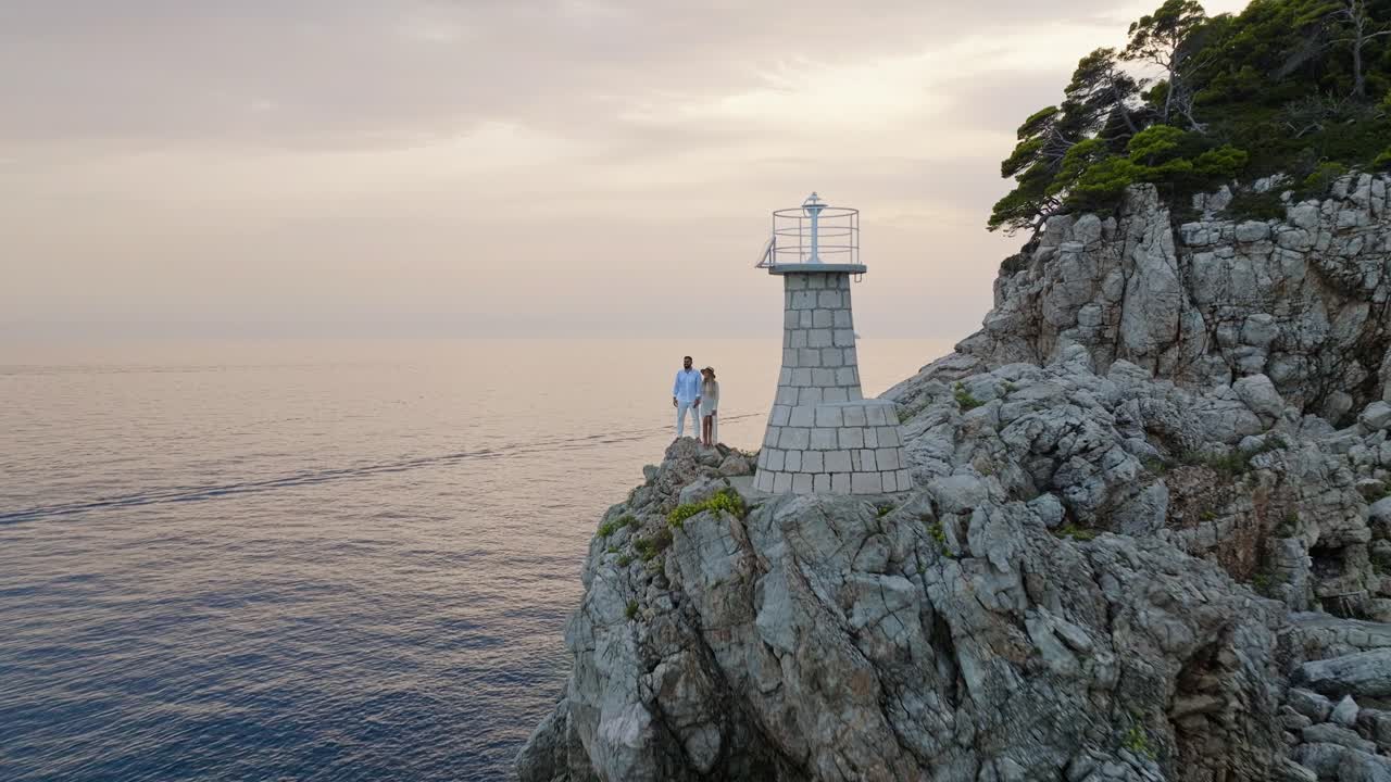 칼라모타 섬, 아드리아 해, 크로아티아 - 등대 에서 해가 지는 것을 즐기는 부부 - 공중에서 찍은 사진