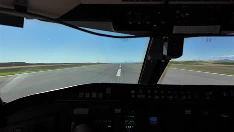 Immersive-Echtzeit-Startaufnahme-Aus-Dem-Inneren-Eines-Jet-Cockpits-An-Einem-Sonnigen-Tag-Mit-Blauem,-Wolkenlosem-Himmel