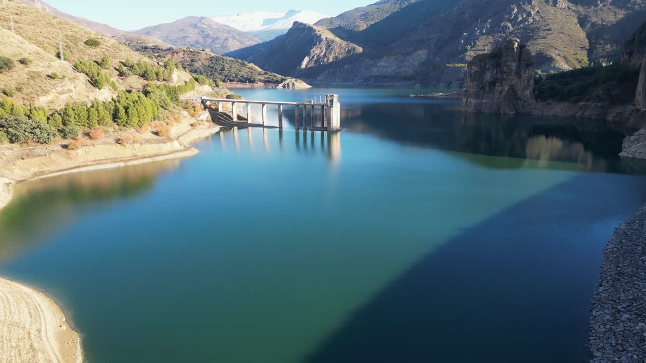 el depósito de agua de sierra nevada canales en granada, andalucía, españa