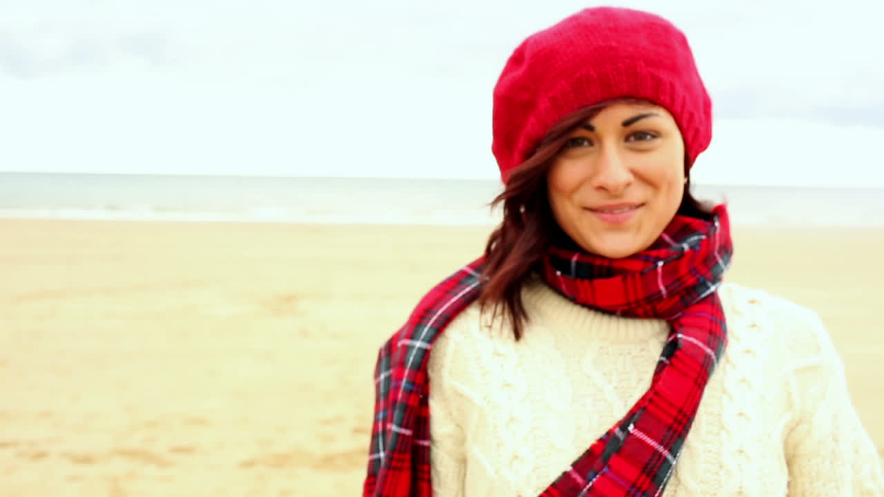 mujer corriendo hacia la cámara y sonriendo