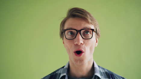 hombre sonriente con gafas