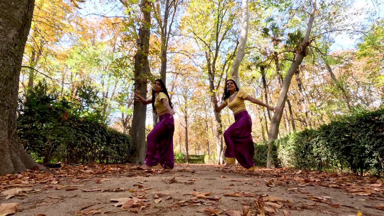 Ballerini indiani in un parco in autunno