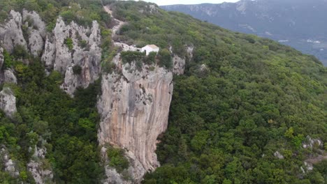 hermoso paisaje de iglesia y rocas de corfú, grecia