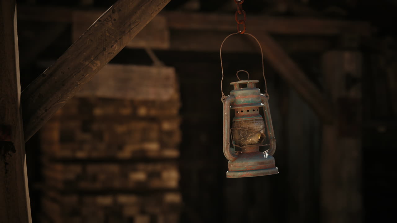 cerca de una vieja linterna colgando de una viga de madera
