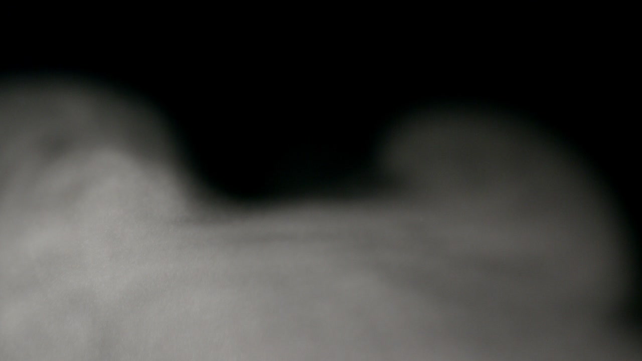 검은 바탕에 은 연기와 안개가 어져 있습니다.