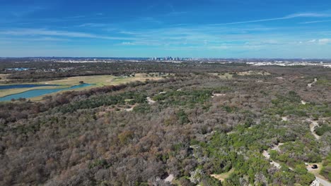 Luftpanorama-Von-Halbtrockenen-Wäldern-Und-Feuchtgebieten-In-West-Texas,-Vereinigte-Staaten