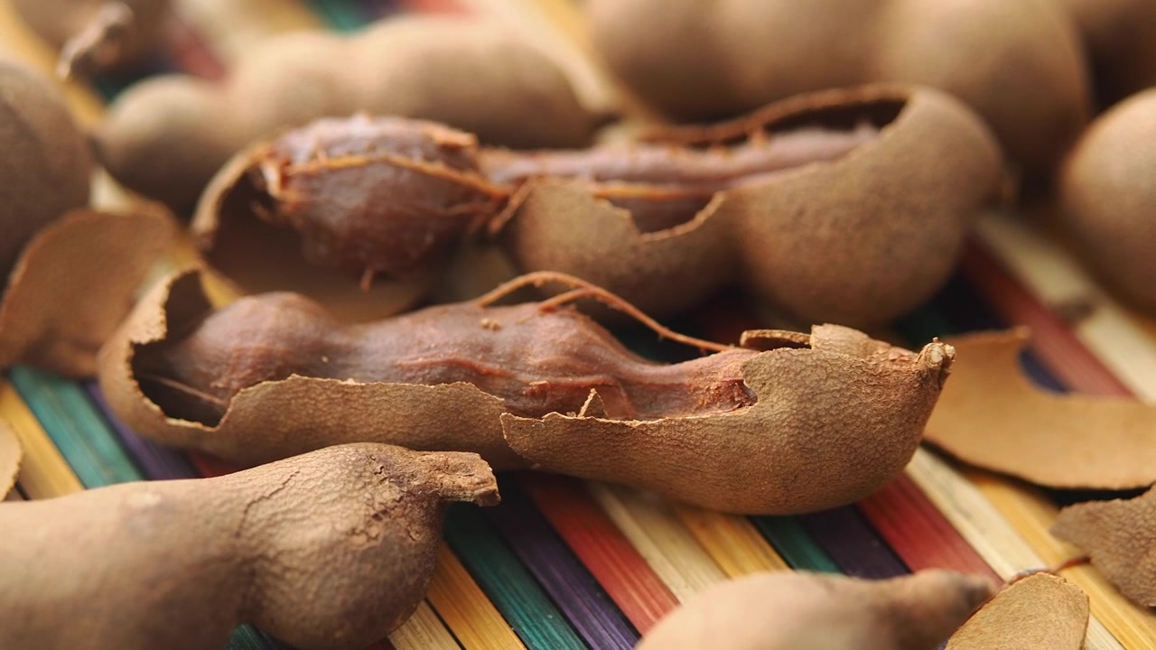 Close-up de vagens de tamarindo frescas com polpa exposta