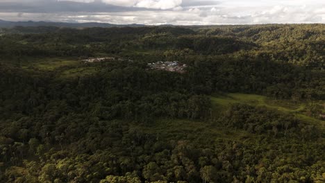 Pomona-Un-Pequeño-Pueblo-En-La-Selva-Ecuatoriana-Vista-Aérea-Por-Drones