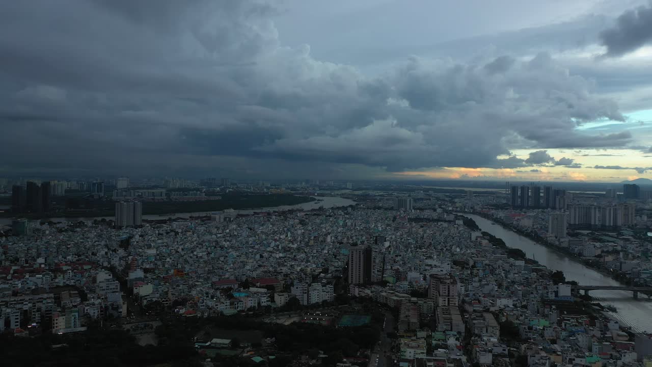 사이공 또는 호치민시, 매우 어두운 폭풍우가 치는 저녁-1에 베트남 공중 추적 샷
