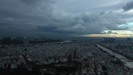 Saigón-O-Ciudad-Ho-Chi-Minh,-Toma-De-Seguimiento-Aéreo-De-Vietnam-En-Una-Noche-Tormentosa-Muy-Oscura-1