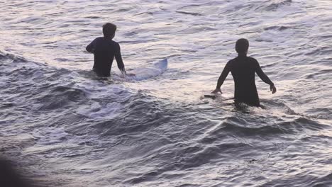 Surfer-Im-Schwarzen-Neoprenanzug,-Die-Bei-Epischem-Sonnenaufgang-Große-Wellen-Surfen