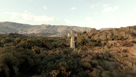 en la cima de una montaña