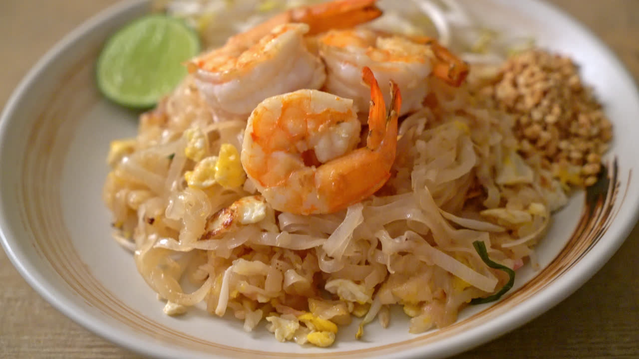 fideos salteados con camarones y brotes o pad thai - estilo de comida asiática