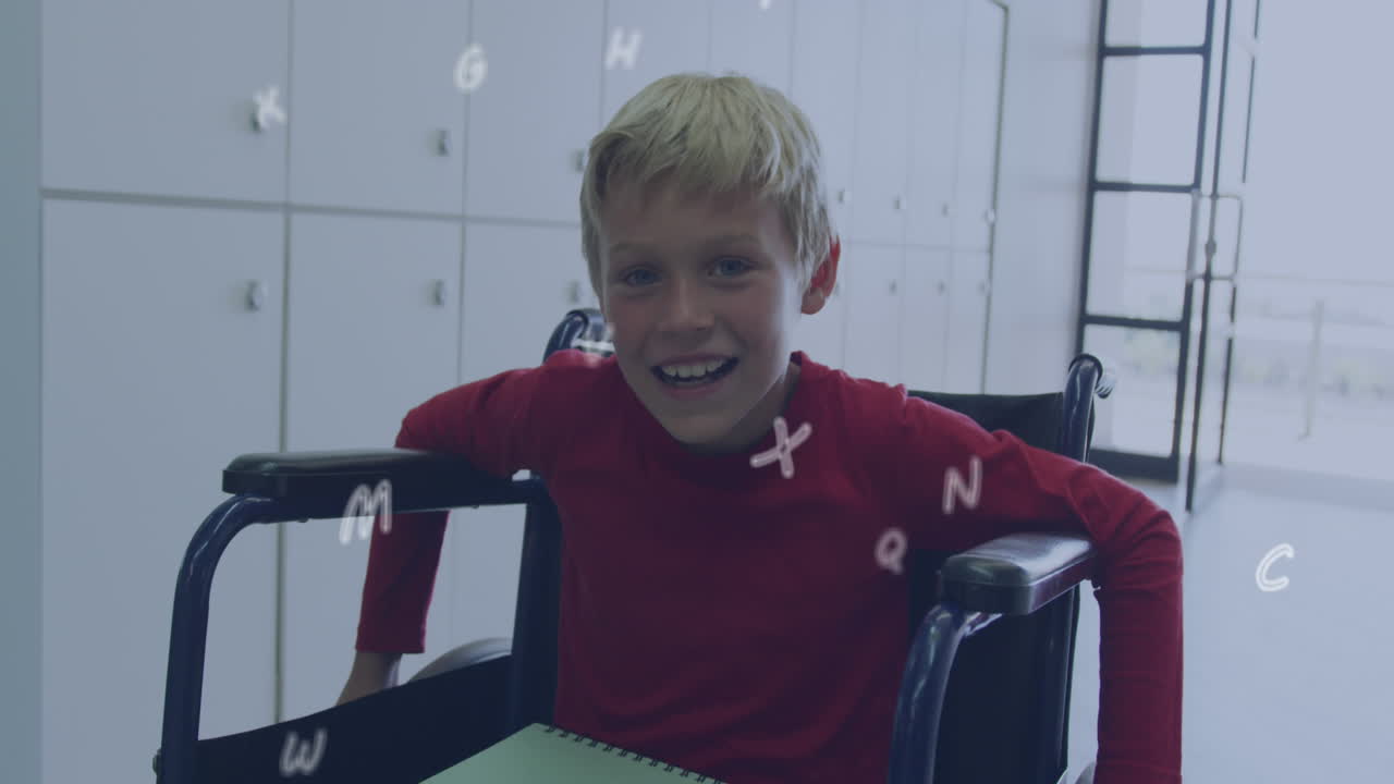 animación de letras sobre feliz escolar caucásico en silla de ruedas