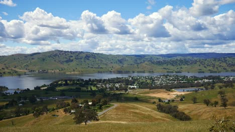 vista desde el mirador de tallangatta hacia el municipio de tallangatta y el lago hume, noreste de victoria, australia