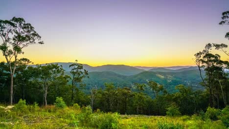 Zeitraffer-Des-Sonnenuntergangs-über-Den-Bergen-An-Der-Goldküste-Australiens