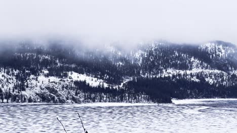 Paisaje-Teleobjetivo-Pan-De-Las-Montañas-A-Través-Del-Lago-Shuswap-Columbia-Británica-Canadá-4k