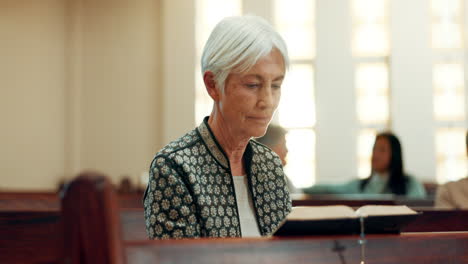 Gottesdienst,-Lesebuch-Oder-Alte-Frau-In-Der-Kirche