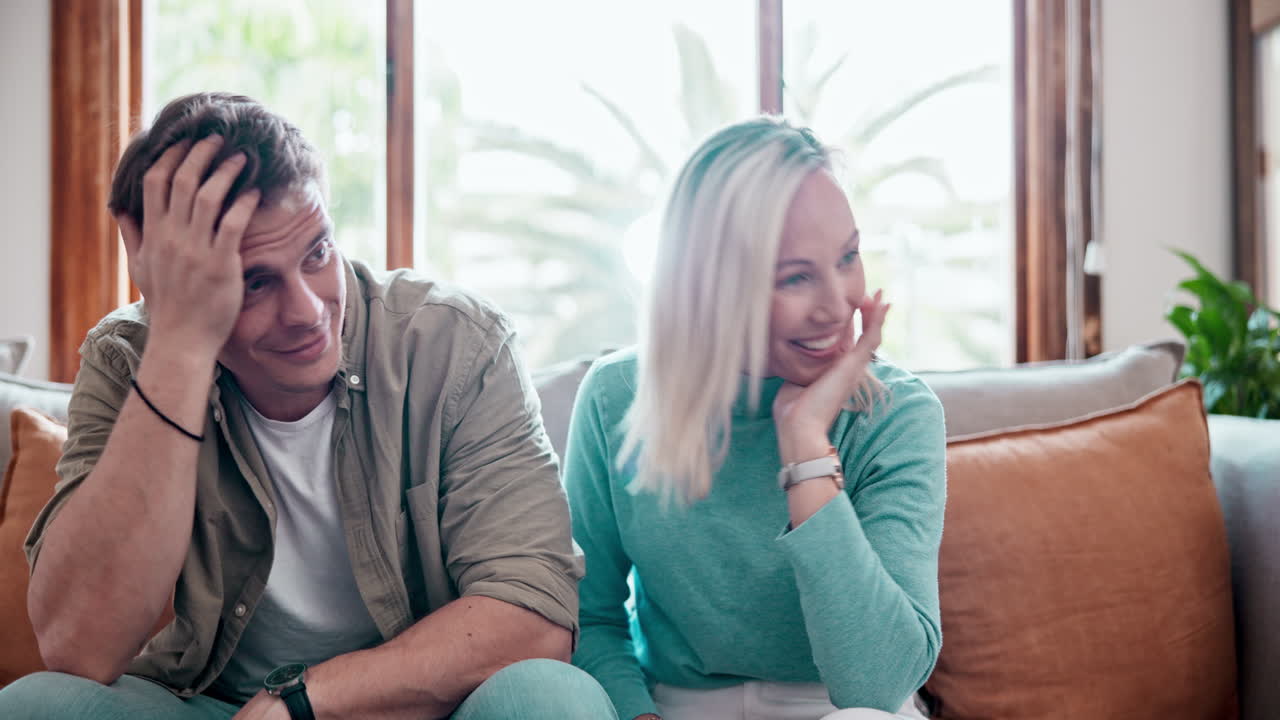 pareja, sofá y correr de los niños