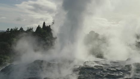 Geothermischer-Geysir,-Rotorua,-Neuseeland,-Zeitlupe
