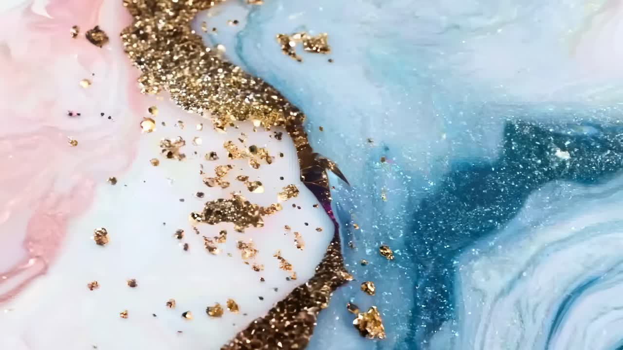 Video astratto di texture marmorizzate rosa e blu con accenti dorati, ripreso dall'alto.