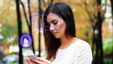 animación del icono de la persona y la burbuja de habla sobre una mujer caucásica que usa un teléfono inteligente en el parque