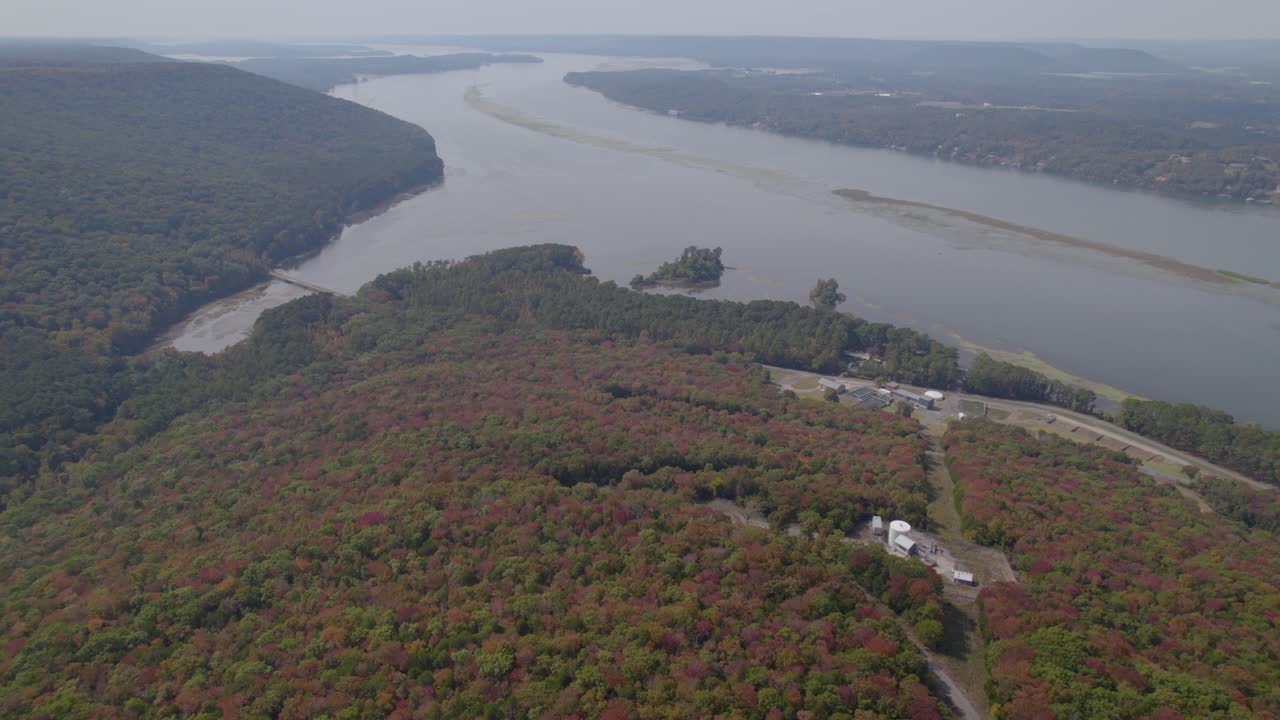 vuelo aéreo sobre el lago guntersville cerca de scottsboro, al durante el otoño
